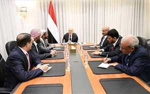 مجلس القيادة الرئاسي يناقش تطورات الأوضاع ويشيد بتوحيد القرار العسكري واستلام المعسكرات في المحافظات المحررة