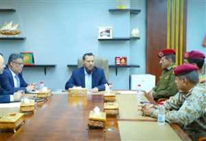 هل عدن جمهورية؟..تساؤلات في عدن حول غياب صورة رئيس مجلس القيادة الرئاسي من مرافق رسمية