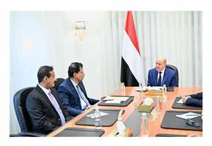 العليمي يشدد على إنهاء المظاهر المسلحة وتعزيز سلطة الدولة في المهرة وشبوة