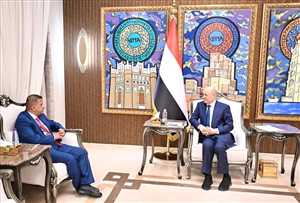 الرئيس العليمي: حرية الصحافة ركيزة لبناء الدولة ولن نسمح باستنساخ انتهاكات الحوثي ضد الإعلام