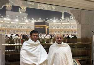 ظهور طارق صالح وعبدالله العليمي من أمام الكعبة بعد أدائهما العمرة يثير تفاعلاً واسعاً