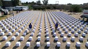 600 سلة غذائية للنازحين.. مشروع إنساني يستهدف 300 أسرة في مخيمات مأرب