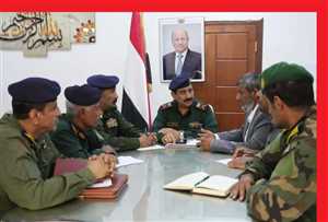 ظهور مثير للجدل داخل اجتماع حكومي.. ارتداء جلال الربيعي “علم الجنوب” ويسقط علم اليمن يفجر موجة غضب في عدن