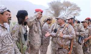 قائد المنطقة الثالثة يعايد المرابطين في جبهات مأرب ويشيد بجهوزيتهم القتالية