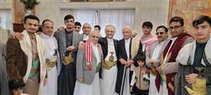 حمير الأحمر يؤدي صلاة العيد في صنعاء ويستقبل المهنئين ( صور )