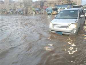 منخفض جوي يضرب حضرموت.. أمطار غزيرة تغمر شوارع الشحر وتحذيرات من السيول