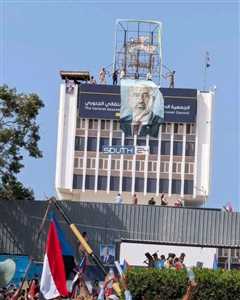 أنصار الانتقالي يقتحمون مقرات مغلقة في عدن ويرفعون صور الزبيدي.. والسلطات تحذر من جرّ المدينة إلى الفوضى (صور)