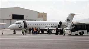 طائرة أممية تنقل قيادات حوثية بارزة عبر مطار صنعاء.. وتحركات تثير تساؤلات حول ترتيبات ما خلف الكواليس