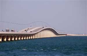 السعودية تغلق جسر الملك فهد احترازياً وسط تنبيهات أمنية ومخاوف من هجوم محتمل