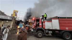 حريق ضخم يضرب سوق الوحدة بصنعاء فجراً.. والدفاع المدني يسيطر على النيران وسط غموض الخسائر
