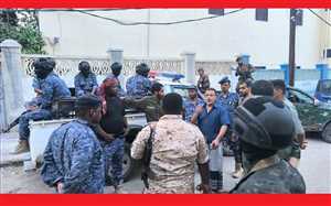 حملة أمنية واسعة في المكلا.. مداهمات دقيقة لضبط مطلوبين ومطلقي النار