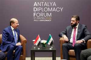 رئيس الوزراء يلتقي الرئيس السوري في انطاليا ..تأكيد على تعزيز التنسيق ومواجهة التحديات الإقليمية