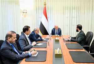 العليمي يؤكد على الجاهزية العسكرية في أبين ووقف الجبايات.. ويشدد على تعزيز الشراكة مع السعودية