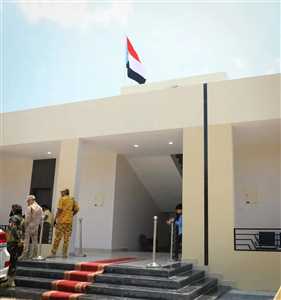 جدل في عدن بعد رفع علم الانفصال فوق مبنى السلطة المحلية بالتواهي