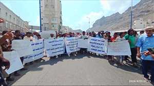 احتجاجات شعبية أمام مبنى محافظة عدن تطالب بإقالة مدير مكتب الشؤون الاجتماعية والعمل