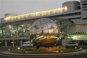 إحباط تهريب قات في مطار القاهرة.. ضبط راكب قادم من عدن أخفى المخدرات داخل الكركديه والبن