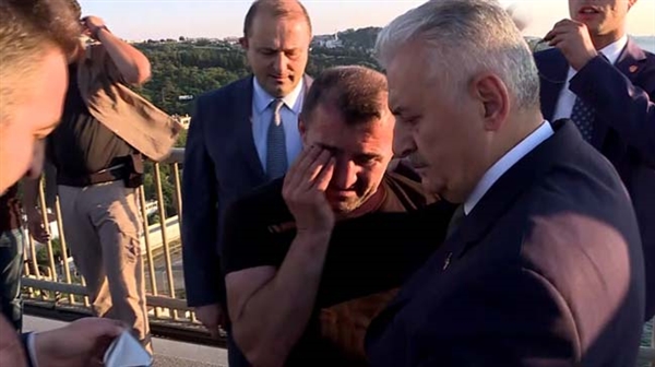 شاهد.. رئيس الوزراء التركي يقنع مواطناً بالعدول عن الإنتحار من فوق جسر البوسفور