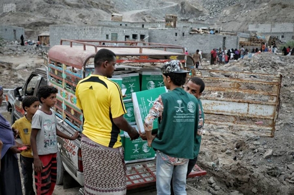 مركز الملك سلمان يوزع مساعدات غذائية للنازحين من الحديدة إلى عدن