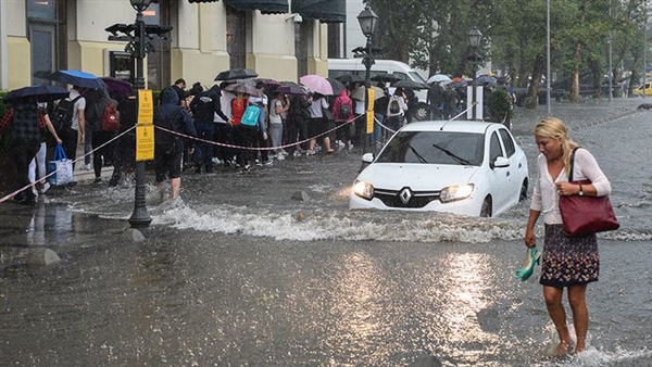فيديو.. أمطار غزيرة تغطي شوارع اسطنبول