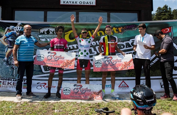 شاب يمني يحصد الميدالية البرونزية في سباق الدراجات الهوائية بتركيا