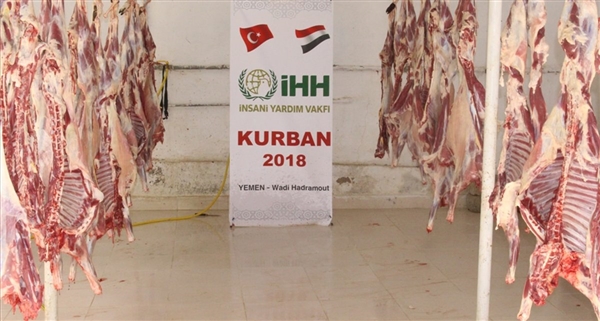 المؤسسات والجمعيات الخيرية التركية توزع لحوم الأضاحي على 31 ألف عائلة في اليمن