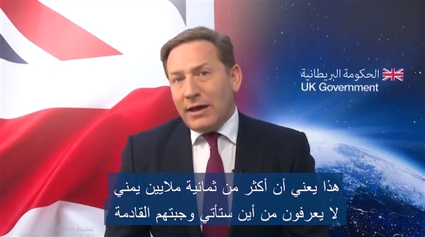 "طفح الكيل".. أمهات المختطفين تفترش الأرض أمام منزل وزير الداخلية في عدن