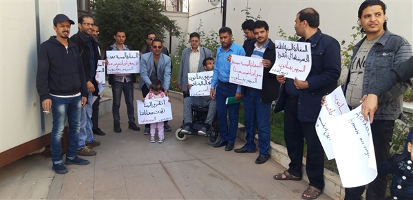 المرضى اليمنيين في تركيا يحتجون داخل مبنى السفارة