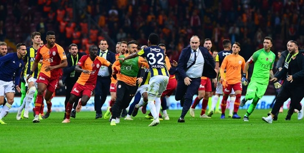 ديربي اسطنبول يتحول إلى شجار عنيف بين فريقي غلاطة سراي و فنربهتشه