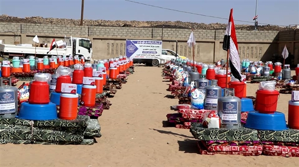 الندوة العالمية توزع مواد إيوائية لعدد 650 أسرة نازحة في مأرب