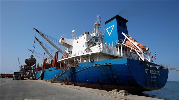 الحوثيون يزرعون الألغام على بوابات ميناء الحديدة