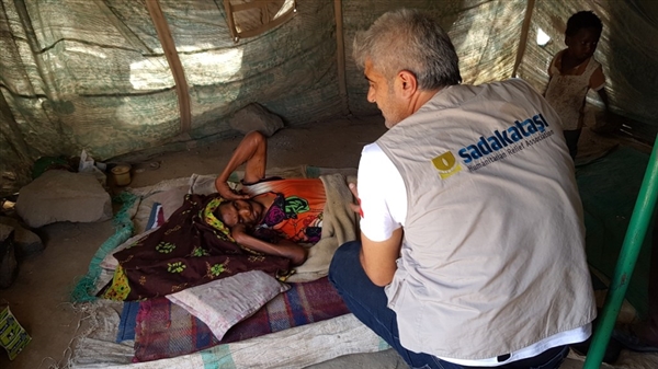 جمعية "صدقة تاش" التركية توزع مساعدات إنسانية في تعز