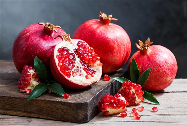 السعودية تحظر استيراد فاكهة "الرمّان" من اليمن