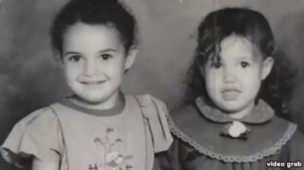 "صفية".. طفلة بريطانية تعود إلى بلادها بعد 32 عاماً من الاختطاف في اليمن