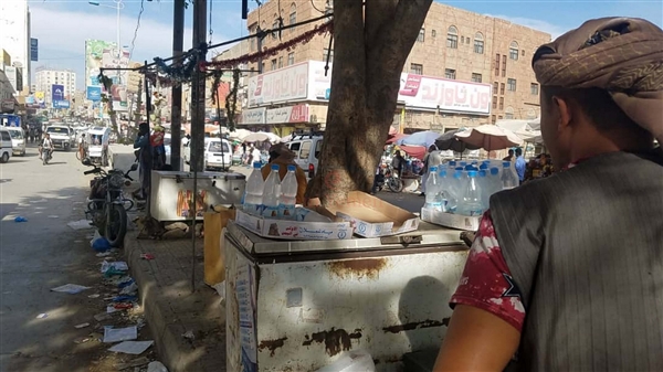 الحرب في اليمن تحول مواطن من "تاجر أحجار" إلى بائع متجول للماء