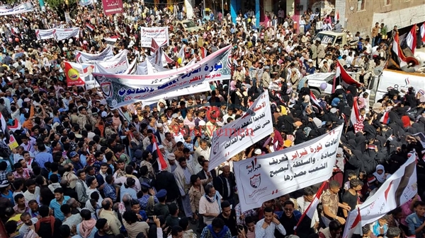 بحضور غفير.. احتفاء بالذكرى الثامنة لثورة فبراير في تعز وسط مطالبات باستكمال التحرير