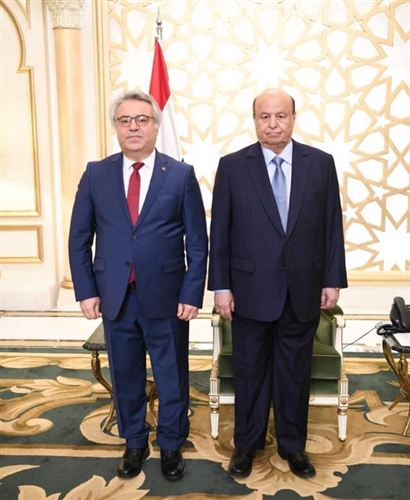 الرئيس هادي يتسلم أوراق اعتماد السفير التركي الجديد إلى اليمن