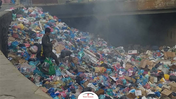 تكدس أكوام النفايات في شوارع تعز وتحذيرات من كوارث صحية وبيئية (تقرير خاص)