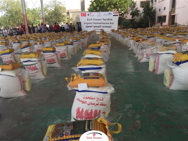 الهلال الأحمر التركي يوزع 500 سلة غذائية للنازحين في مديريتي دار سعد والبريقا بعدن