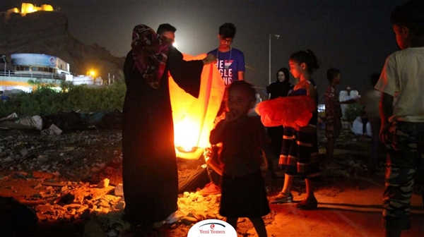 مع الفوانيس.. هكذا احتفلت عدن بعيد الأم