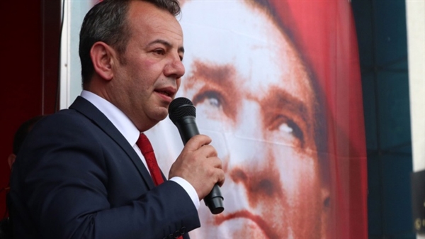 رئيس بلدية تركية معارض يقطع الدعم عن السوريين ويعلق "طالت فترة الضيافة"