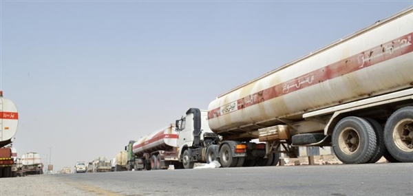 الحوثيون يعلنون قرب نفاذ المشتقات النفطية والحكومة تتهمهم بـ "اختلاق الأزمة" والمتاجرة بها