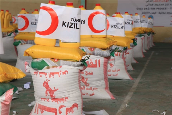الهلال الأحمر التركي ينفذ مشروع توزيع 500 سلة غذائية للنازحين وطلاب الجامعة في عدن