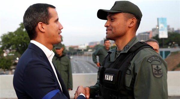 اعتبرتها حكومة مادورو محاولة انقلاب.. زعيم المعارضة في فنزويلا يدعو لانتفاضة عسكرية