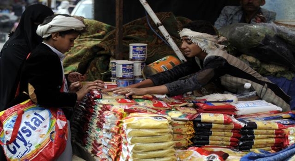 حالة من عدم الانتظام تشهدها الأسواق وتزايد المخاوف لدى الأسرة اليمنية مع اقتراب رمضان