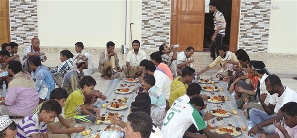 "الإفطار الجماعي" في المساجد والأحياء عادة اليمنيين لتشارك روحانية الصيام (تقرير خاص)