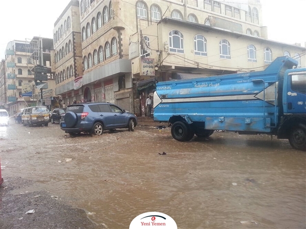 بالصور: بسبب انهيار شبكة المجاري.. الأمطار بصنعاء تضاعف معاناة المواطنين (خاص)