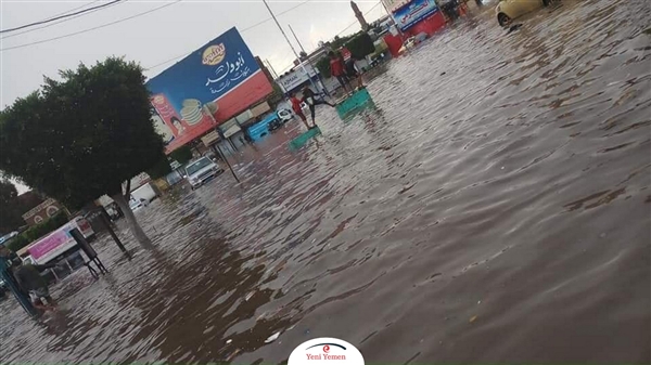 صنعاء: السيول تغمر محلات تجارية وتجرف عشرات السيارات