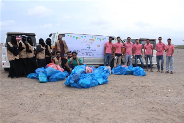 عدن: مبادرات شبابية تدشن مشروعاً عيدياً لنازحي المدينة