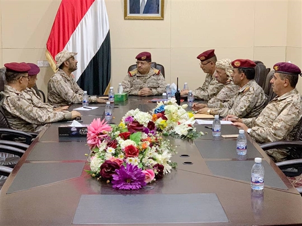 وزير الدفاع يوجه برفع الجاهزية القتالية لجميع الوحدات العسكرية