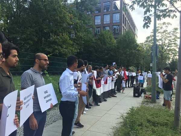 وقفة أمام سفارة الامارات في برلين للمطالبة بطردها من اليمن